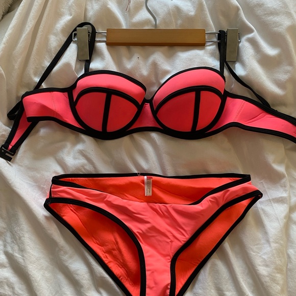 Hot Pink Bikini Set🩷👙 - Picture 2 of 3